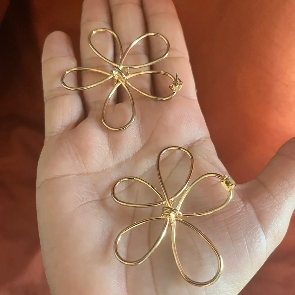 SHASHI Anemone Outline Goldplated Stud Earrings-NWOT - Picture 5 of 15